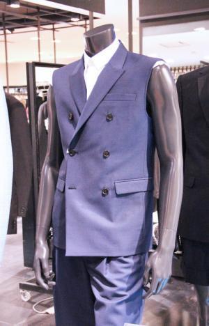 スーツ＝ビジネスの概念を裏切る、ビーチパーティをイメージしたハーフ丈パンツスーツ