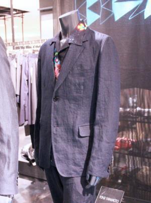 スーツ＝ビジネスの概念を裏切る、ビーチパーティをイメージしたハーフ丈パンツスーツ