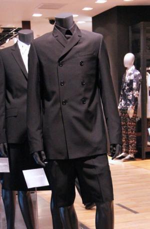 スーツ＝ビジネスの概念を裏切る、ビーチパーティをイメージしたハーフ丈パンツスーツ