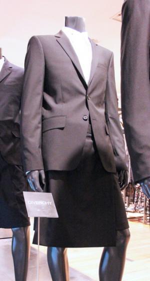 スーツ＝ビジネスの概念を裏切る、ビーチパーティをイメージしたハーフ丈パンツスーツ