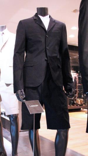 スーツ＝ビジネスの概念を裏切る、ビーチパーティをイメージしたハーフ丈パンツスーツ