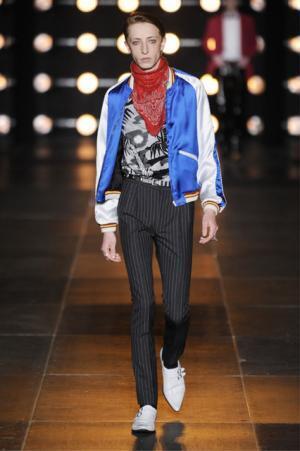 サンローランからアーティストのルーク・トーマスとゼーン・レイノルズとのコラボTシャツ登場