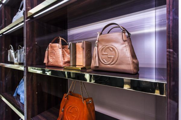 グッチ、日本上陸50周年で伊勢丹ジャック。フィレンツェの職人が熟練の技見せる