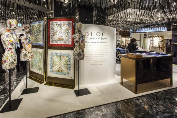 グッチ、日本上陸50周年で伊勢丹ジャック。フィレンツェの職人が熟練の技見せる