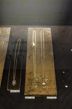 グッチ、日本上陸50周年で伊勢丹ジャック。フィレンツェの職人が熟練の技見せる