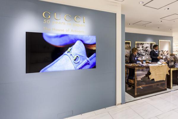 グッチ、日本上陸50周年で伊勢丹ジャック。フィレンツェの職人が熟練の技見せる