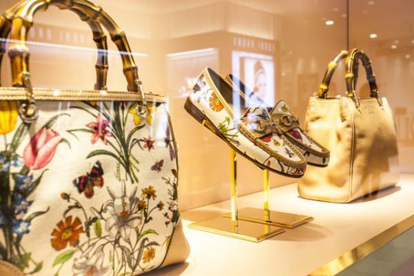 グッチ、日本上陸50周年で伊勢丹ジャック。フィレンツェの職人が熟練の技見せる