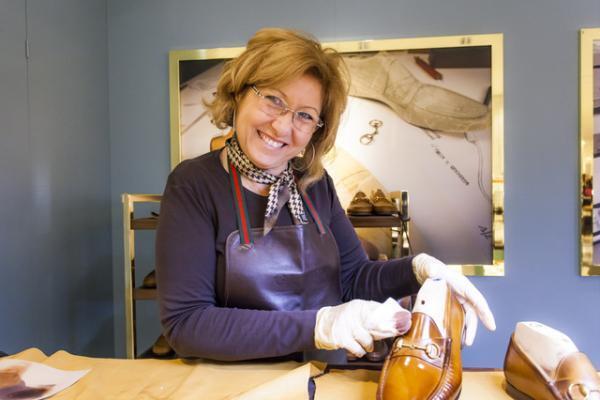 グッチ、日本上陸50周年で伊勢丹ジャック。フィレンツェの職人が熟練の技見せる