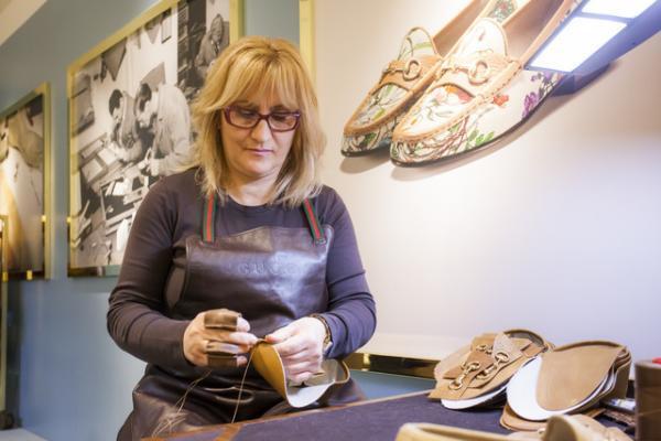 グッチ、日本上陸50周年で伊勢丹ジャック。フィレンツェの職人が熟練の技見せる