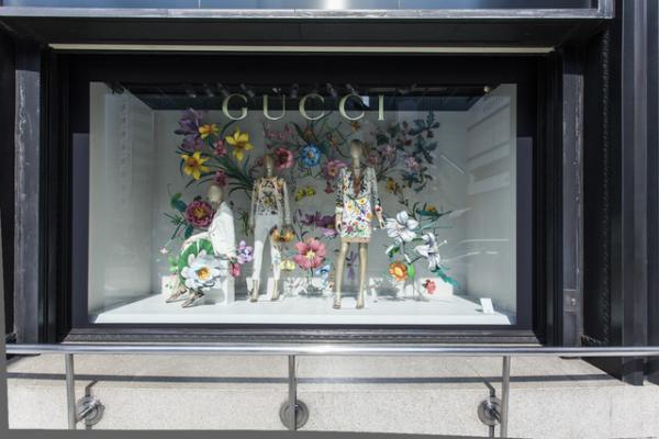 グッチ、日本上陸50周年で伊勢丹ジャック。フィレンツェの職人が熟練の技見せる