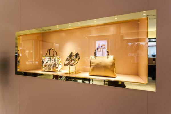 グッチ、日本上陸50周年で伊勢丹ジャック。フィレンツェの職人が熟練の技見せる