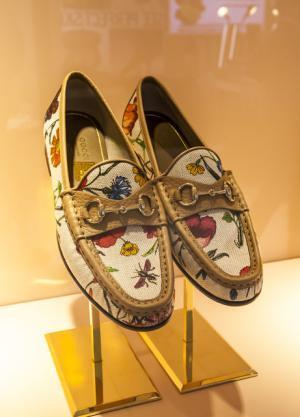 グッチ、日本上陸50周年で伊勢丹ジャック。フィレンツェの職人が熟練の技見せる