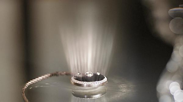 お守りのように身に着けるカルティエの新ジュエリー登場