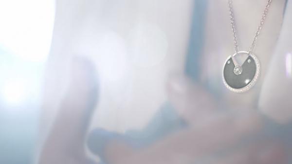 お守りのように身に着けるカルティエの新ジュエリー登場