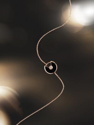 お守りのように身に着けるカルティエの新ジュエリー登場