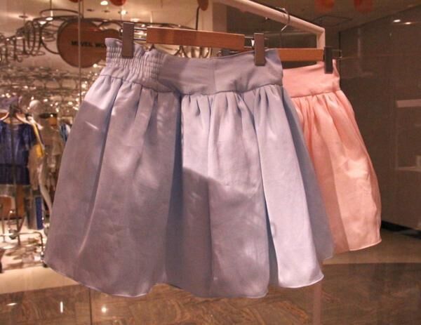 ヒミツ バイ シロップのパステルカラーのスカート18万,000円