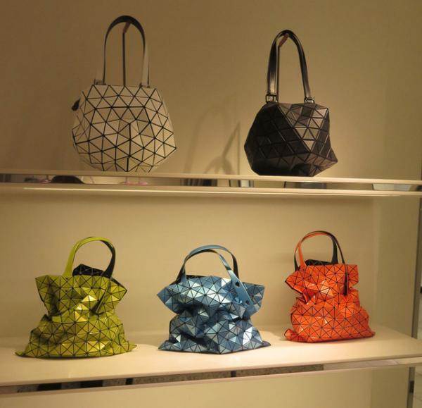BAO BAO ISSEY MIYAKE、色が変化するバッグ再登場。新宿伊勢丹に限定ショップオープン