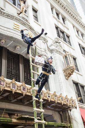 三越、新ショッパーをはしご乗りでお披露目