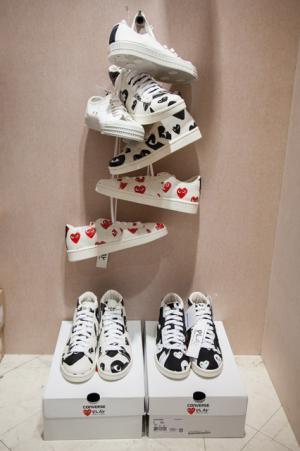 プレイ・コムデギャルソン、新宿伊勢丹で新作披露。限定アイテム盛りだくさん