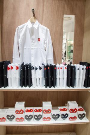 プレイ・コムデギャルソン、新宿伊勢丹で新作披露。限定アイテム盛りだくさん