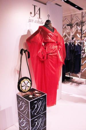 ジュン アシダ、京友禅とコラボ。新作ドレスを伊勢丹新宿店で発表