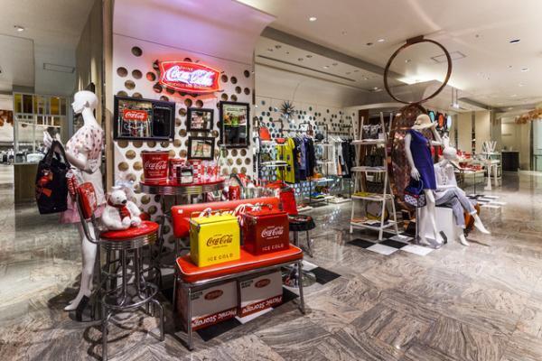コカコーラ、60年代の復刻グッズを新宿伊勢丹で販売。赤いミニカー、サッカー、ウエア等登場