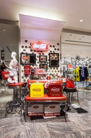 コカコーラ、60年代の復刻グッズを新宿伊勢丹で販売。赤いミニカー、サッカー、ウエア等登場