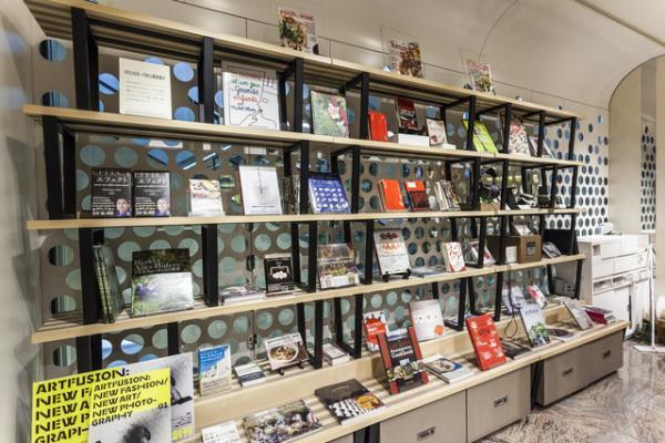 コカコーラ、60年代の復刻グッズを新宿伊勢丹で販売。赤いミニカー、サッカー、ウエア等登場