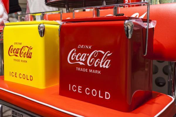 コカコーラ、60年代の復刻グッズを新宿伊勢丹で販売。赤いミニカー、サッカー、ウエア等登場