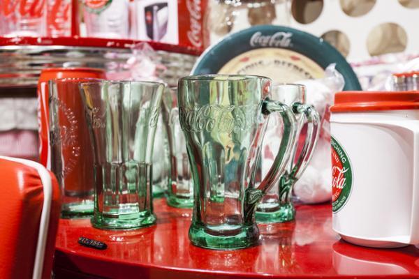 コカコーラ、60年代の復刻グッズを新宿伊勢丹で販売。赤いミニカー、サッカー、ウエア等登場