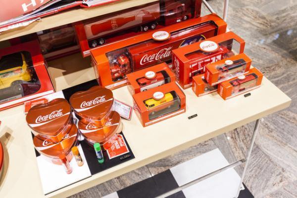 コカコーラ、60年代の復刻グッズを新宿伊勢丹で販売。赤いミニカー、サッカー、ウエア等登場