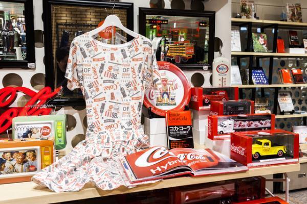 コカコーラ、60年代の復刻グッズを新宿伊勢丹で販売。赤いミニカー、サッカー、ウエア等登場