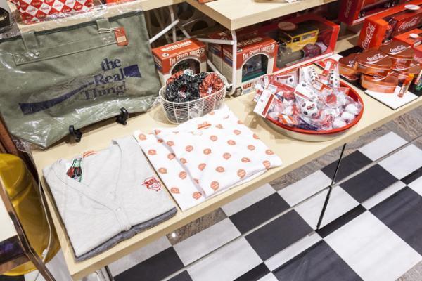 コカコーラ、60年代の復刻グッズを新宿伊勢丹で販売。赤いミニカー、サッカー、ウエア等登場