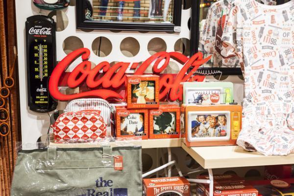 コカコーラ、60年代の復刻グッズを新宿伊勢丹で販売。赤いミニカー、サッカー、ウエア等登場