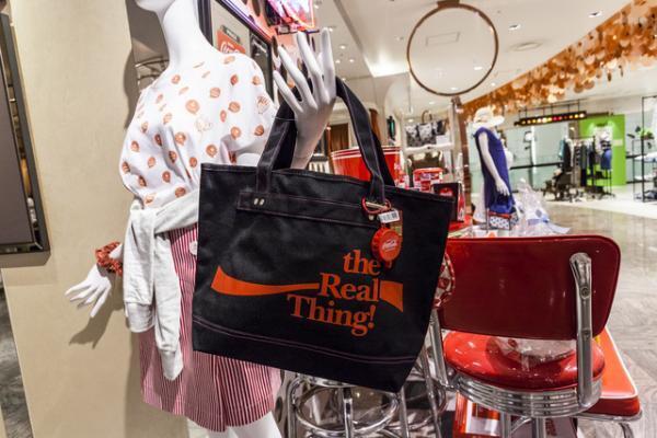 コカコーラ、60年代の復刻グッズを新宿伊勢丹で販売。赤いミニカー、サッカー、ウエア等登場
