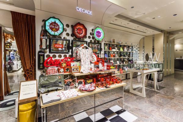 コカコーラ、60年代の復刻グッズを新宿伊勢丹で販売。赤いミニカー、サッカー、ウエア等登場