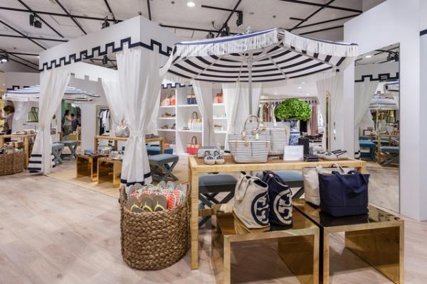 トリーバーチが新宿伊勢丹で限定ショップ。旅モチーフの日本限定コレクション登場