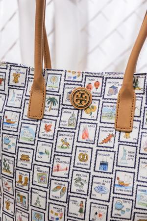 トリーバーチが新宿伊勢丹で限定ショップ。旅モチーフの日本限定コレクション登場