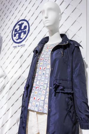 トリーバーチが新宿伊勢丹で限定ショップ。旅モチーフの日本限定コレクション登場