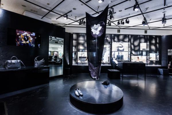 山本耀司“皆さん、助けてください！”ヨウジヤマモト「ディスコード」が新宿伊勢丹でデビュー