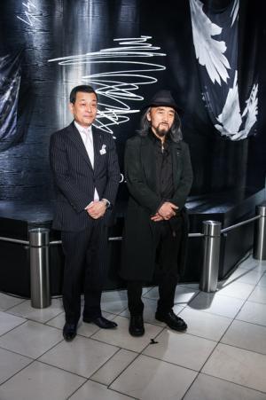 山本耀司“皆さん、助けてください！”ヨウジヤマモト「ディスコード」が新宿伊勢丹でデビュー