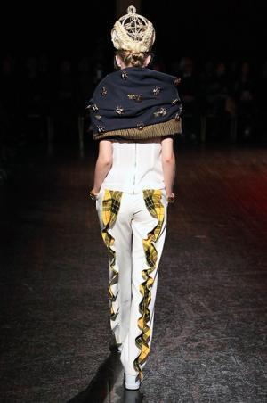 アンダーカバーがストールで作るダークファンタジー【14-15AWウィメンズ】