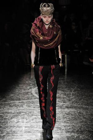 アンダーカバーがストールで作るダークファンタジー【14-15AWウィメンズ】