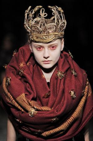 アンダーカバーがストールで作るダークファンタジー【14-15AWウィメンズ】