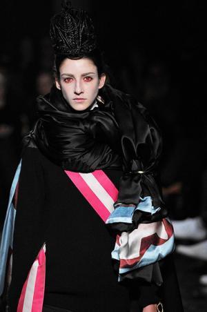 アンダーカバーがストールで作るダークファンタジー【14-15AWウィメンズ】