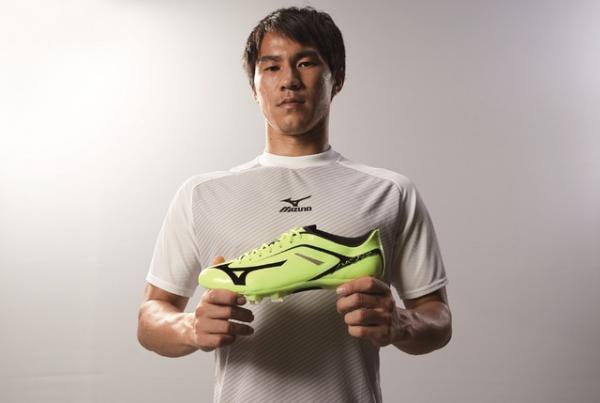 サッカー日本代表・岡崎慎司を支えるミズノ新シューズ発売決定