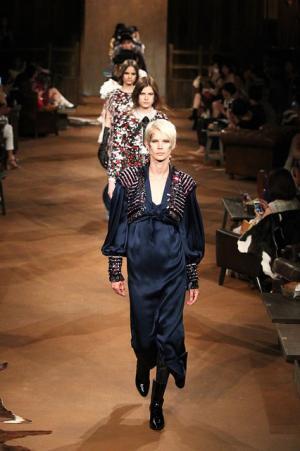 シャネル、虎ノ門ヒルズでショー開催。森タワーにテキサス創出