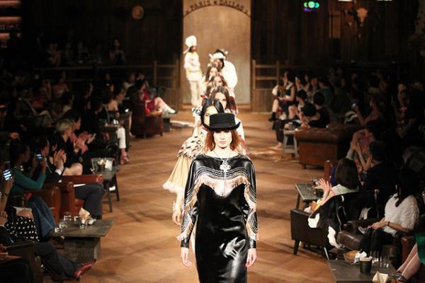 シャネル、虎ノ門ヒルズでショー開催。森タワーにテキサス創出