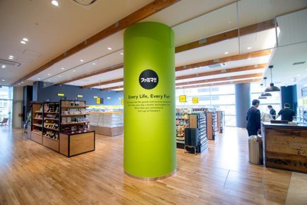 虎ノ門ヒルズにファミマ新業態、カフェ等複合「THE 3RD」オープン