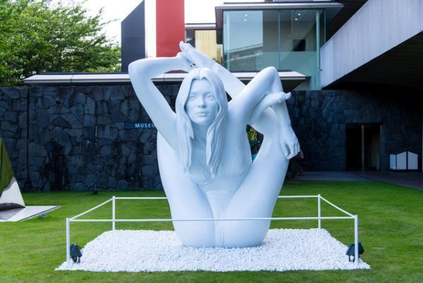 ハードコアな現代美術展スタート。ベーコン、ウォーホル、クインら展示